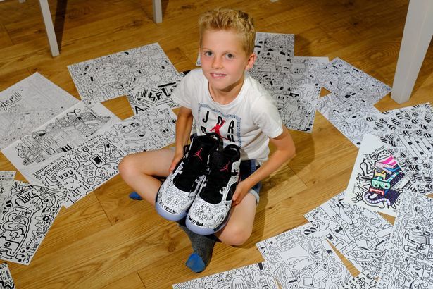 Cậu bé tài năng này đã được Nike ký hợp đồng để phát triển sở thích vẽ nguệch ngoạc của mình. Hãy xem bộ sưu tập tưởng chừng như vô dụng này biến thành những thiết kế độc đáo và đầy màu sắc trên các đôi giày của Nike.