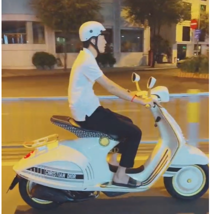  Netizen vô cùng thích thú khi lần đầu chiếc xe máy đắt nhất thế giới lăn bánh tại Việt Nam