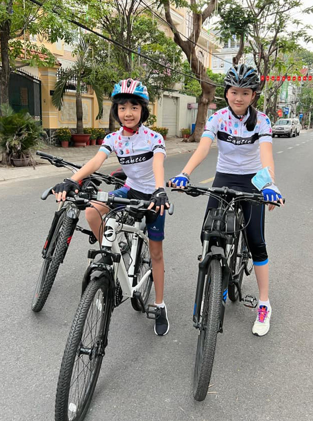  Hàng ngày, Bình Minh thường cùng con đạp xe để rèn luyện sức khỏe. (Ảnh: FB Bình Minh) - Tin sao Viet - Tin tuc sao Viet - Scandal sao Viet - Tin tuc cua Sao - Tin cua Sao