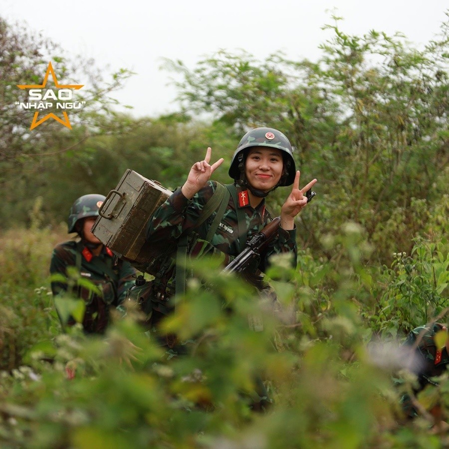  
Cô nhí nhảnh tạo dáng khi thấy ống kính của chương trình. (Ảnh: FB Sao Nhập Ngũ)