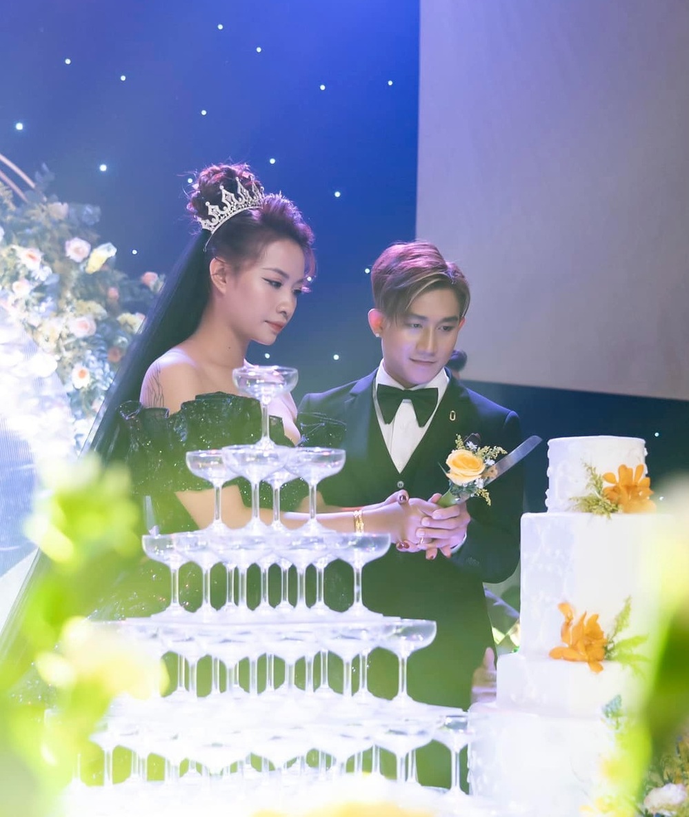  
Đám cưới Hồ Gia Gùng và bạn gái diễn ra với sự tham gia của dàn khách mời đông đảo. - Tin sao Viet - Tin tuc sao Viet - Scandal sao Viet - Tin tuc cua Sao - Tin cua Sao