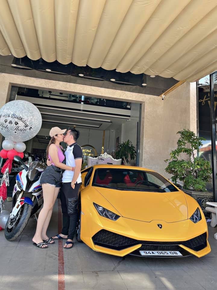  Cô sở hữu dàn siêu xe khủng, cực kì đắt tiền. (Ảnh: FB Huỳnh Như)
