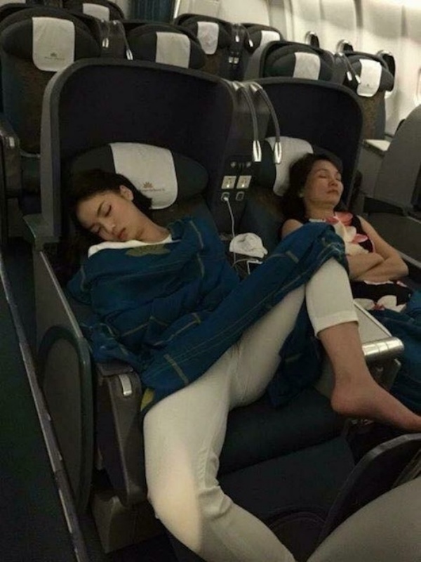  Hình ảnh ngủ gác chân trên máy bay của cô lâu lâu vẫn được khán giả nhắc lại. (Ảnh: 24h)