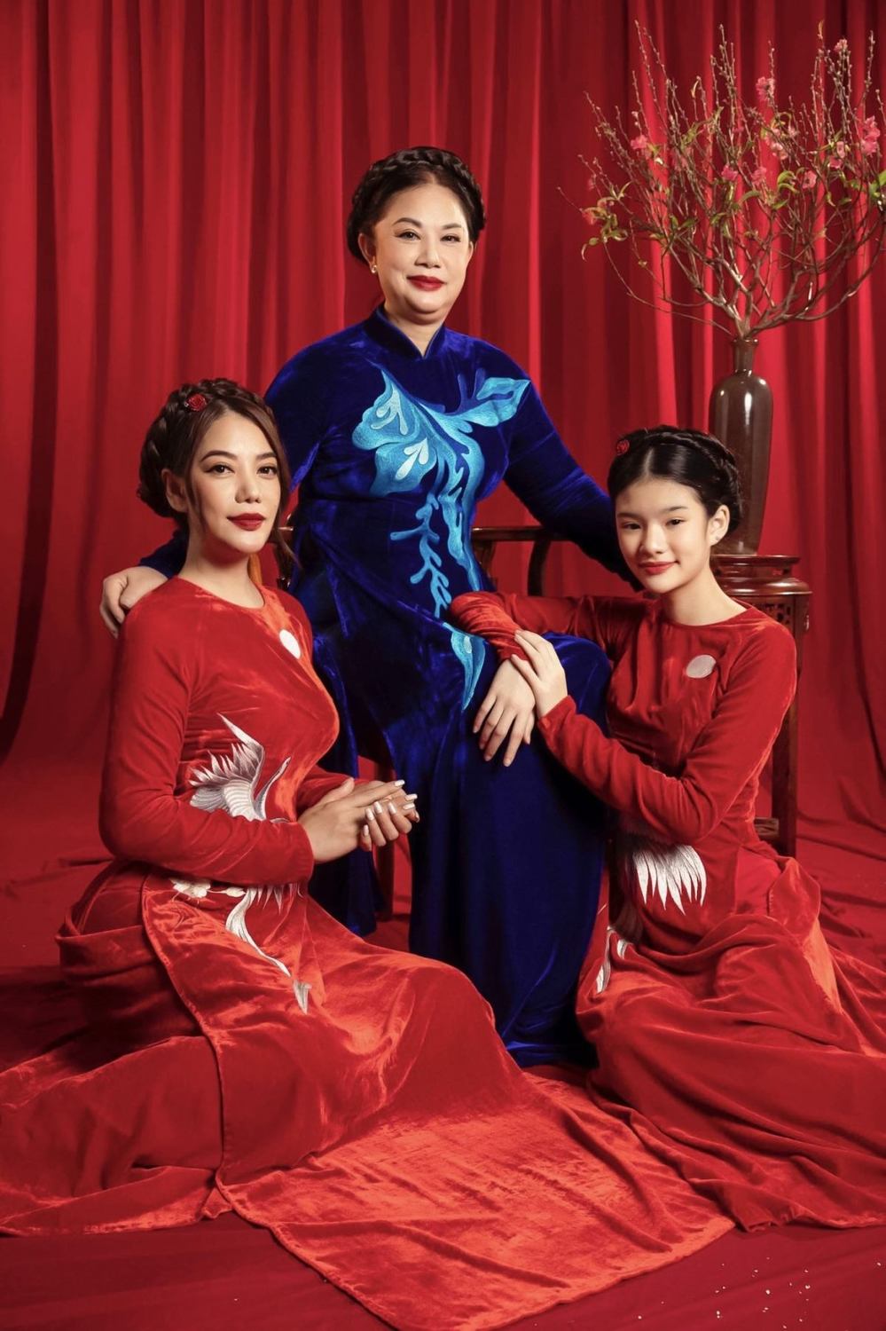  
3 thế hệ đẹp đều của gia đình diễn viên Hương Ga. (Ảnh: FB Trương Ngọc Ánh)