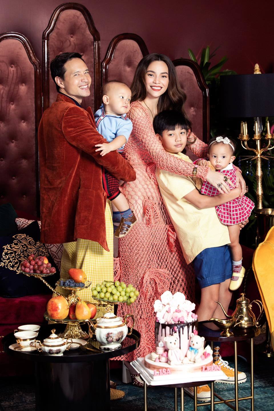  
Gia đình nhỏ của Hồ Ngọc Hà và Kim Lý bên các con luôn thu hút sự chú ý của netizen. 