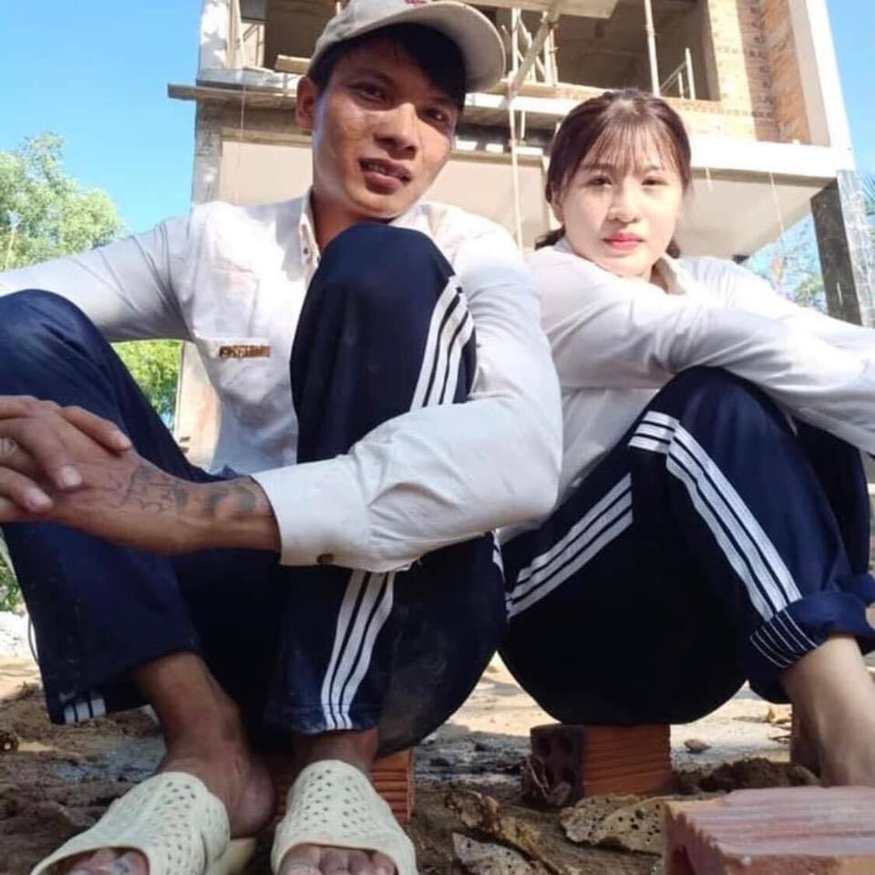  
Cặp đôi luôn song hành cùng nhau, bạn gái Lộc Fuho thường xuyên xuất hiện tại nơi chồng làm việc (Ảnh: FBNV)