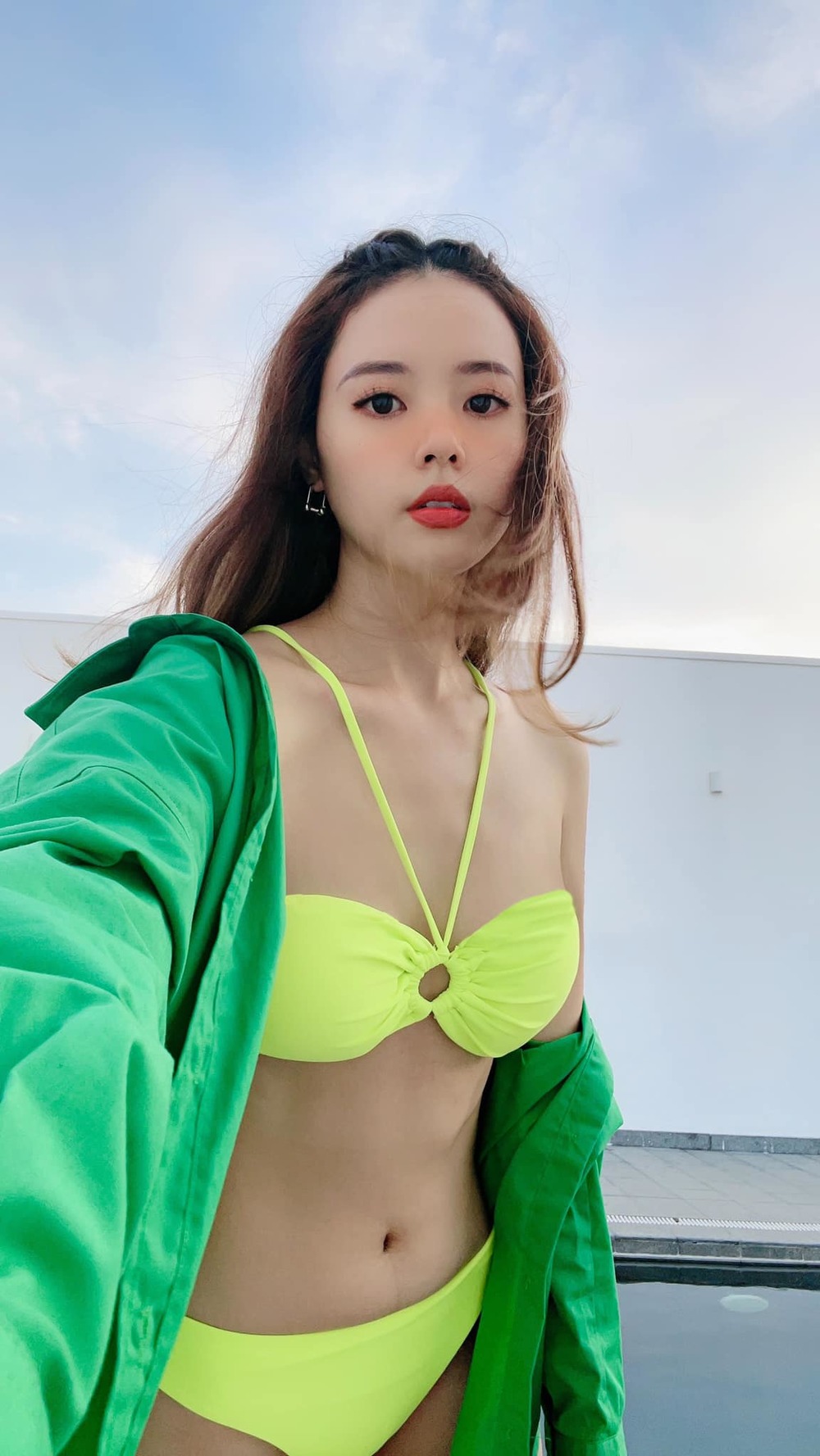  Hot girl sinh năm 1989 cũng không còn ngại ngùng khi đăng ảnh diện những bộ cánh kiệm vải lên mạng xã hội. (Ảnh: FB Đặng Thị Mỹ Dung)