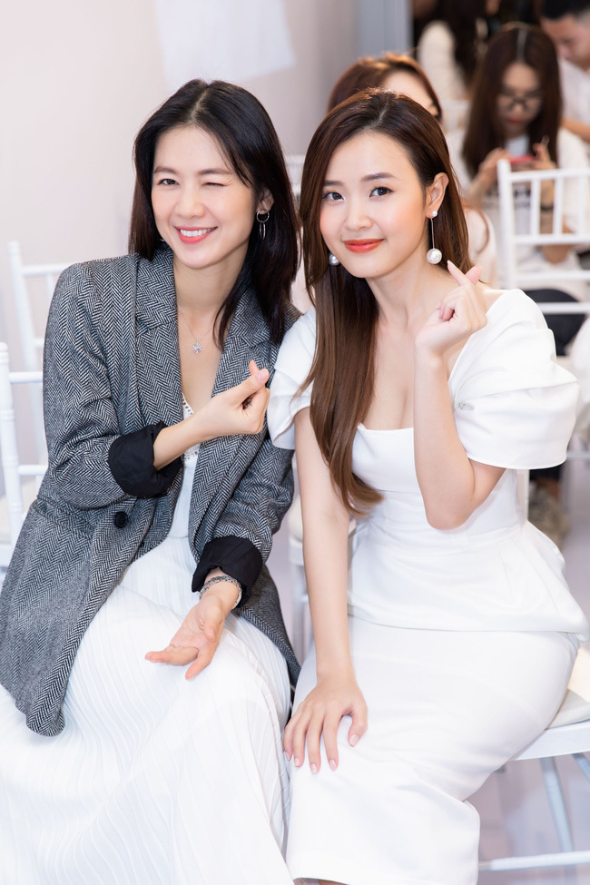  Midu lấn lướt về độ trẻ trung, rạng rỡ khi chung khung hình với diễn viên Oanh Kiều. (Ảnh: FB Midu)