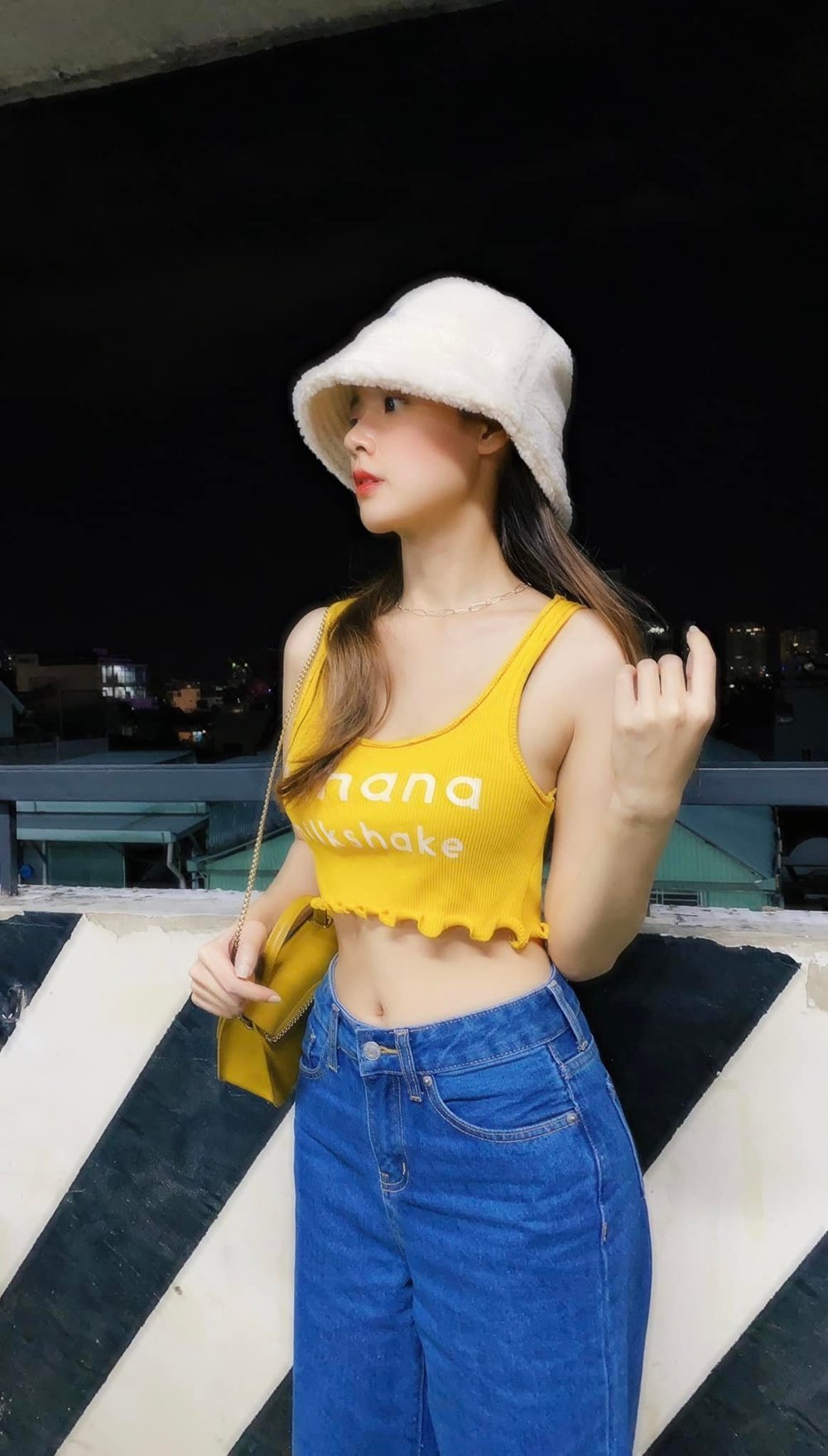  Cô thường xuyên khoe eo 54cm với những mẫu áo croptop. (Ảnh: FB Đặng Thị Mỹ Dung)
