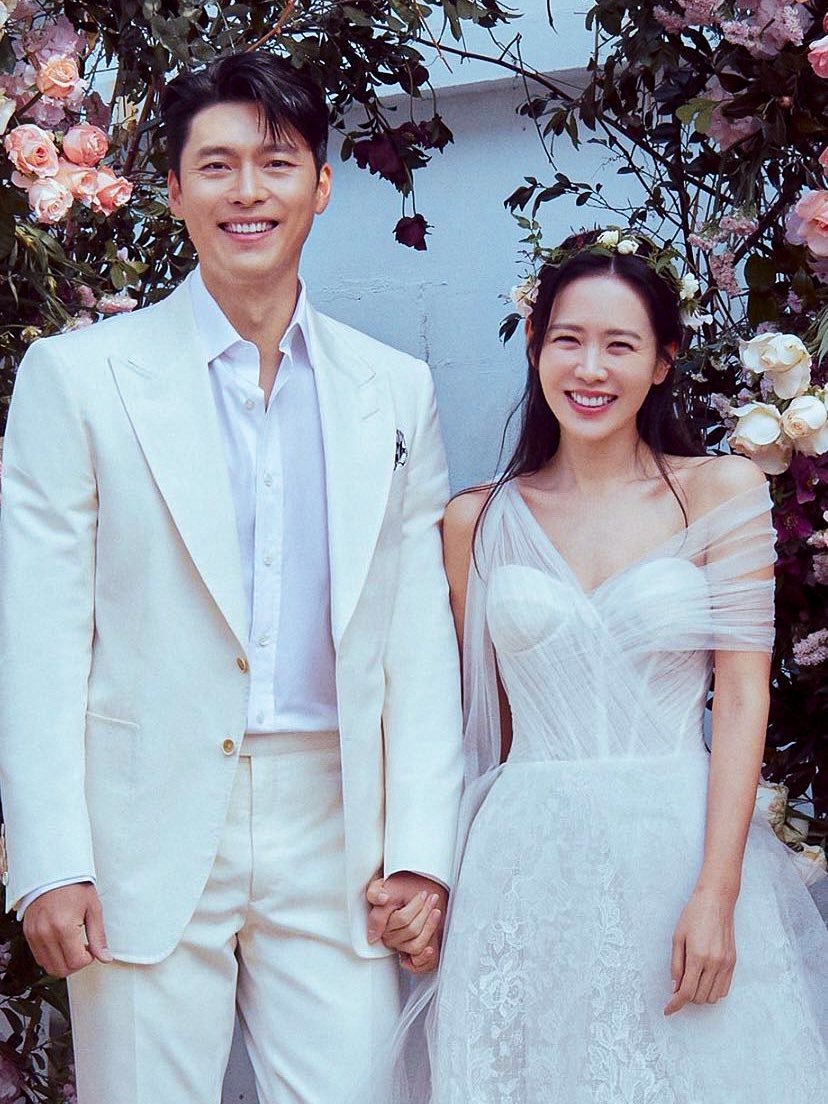 Ngắm nhìn bộ – ảnh cưới đẹp của diễn viên Son Ye Jin và chiếc váy cưới lộng lẫy của cô, bạn sẽ bị cuốn hút và chìm đắm trong khoảnh khắc lãng mạn đầy cảm xúc. Cùng theo dõi và tận hưởng vẻ đẹp của tình yêu và kỷ niệm trong ngày trọng đại này.