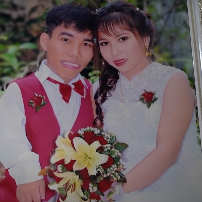 Đám cưới của anh được diễn ra dưới sự hỗ trợ từ người chị. (Ảnh: Chụp màn hình Youtube Đ.L.B.D)