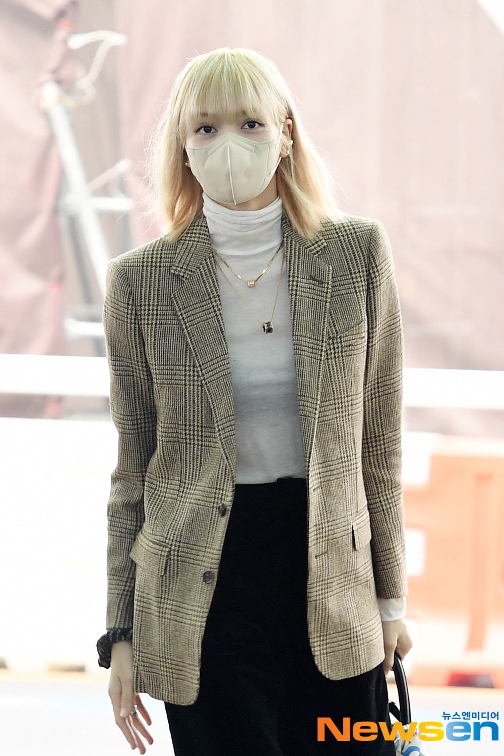 Lisa BLACKPINK vừa xuất hiện tại sân bay với mái tóc vàng gợi cảm và nổi bật. Bạn sẽ không muốn bỏ lỡ khoảnh khắc đáng yêu của nữ idol trong hình ảnh này đâu!