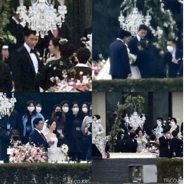  
Bố dắt tay cô dâu Ye Jin sánh bước trên lễ đường trong sự chứng kiến của quan khách. (Ảnh: The Fact)