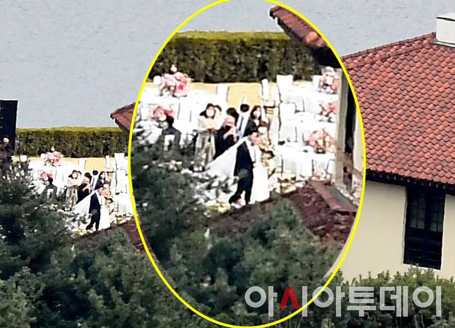  
Ye Jin và Hyun Bin diễn tập cho hôn lễ được cánh săn ảnh tiết lộ. (Ảnh: Naver)