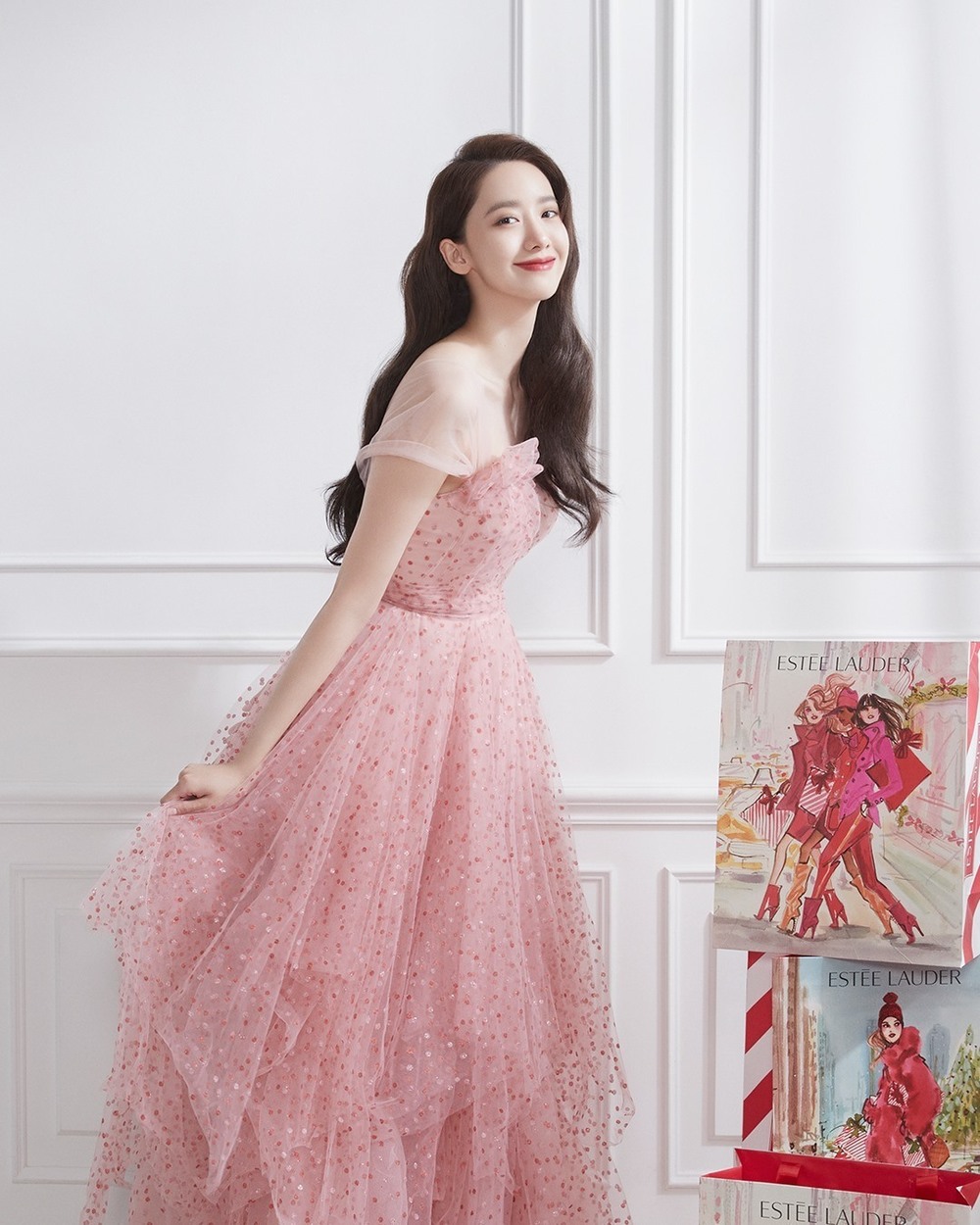 
Nhan sắc thanh thuần của YoonA trong chiếc đầm hồng nhẹ nhàng. (Ảnh: Pinterest)