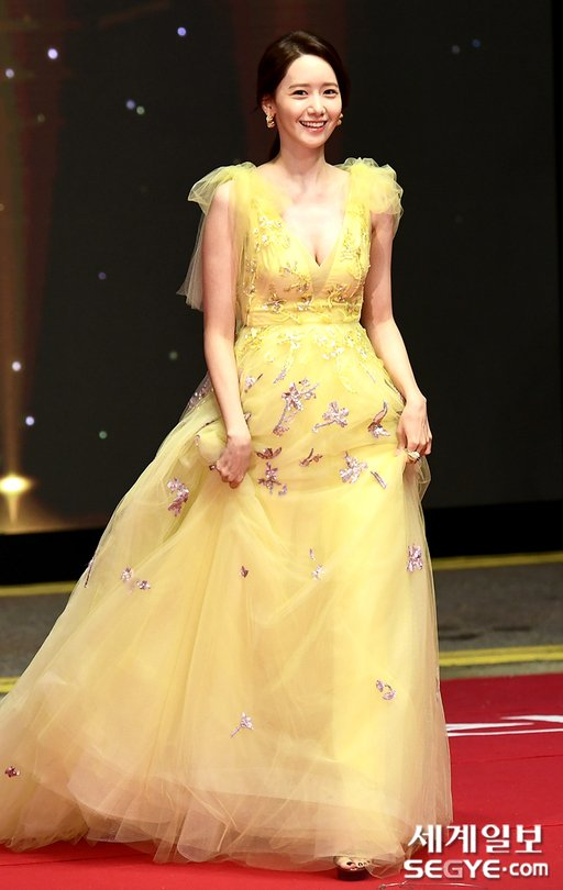 
Lựa chọn váy vàng có chất liệu voan giúp cô nàng thêm dịu dàng, nữ tính. (Ảnh: Segye.com)