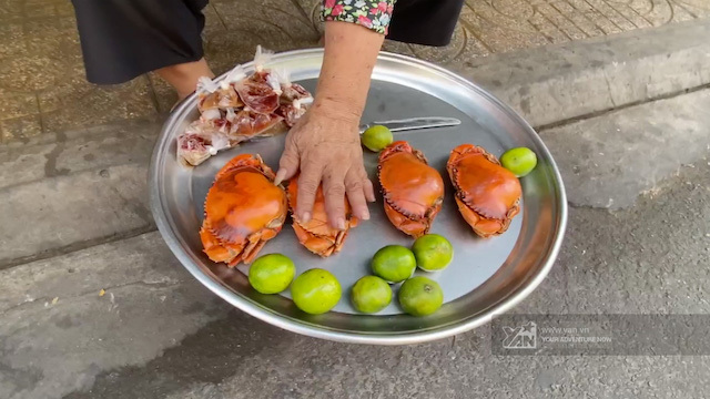 
Hiện tại việc buôn bán của dì Ba tương đối khó khăn, dù mỗi ngày mâm cua chỉ có 5kg nhưng ngồi cả ngày cũng chưa bán hết.