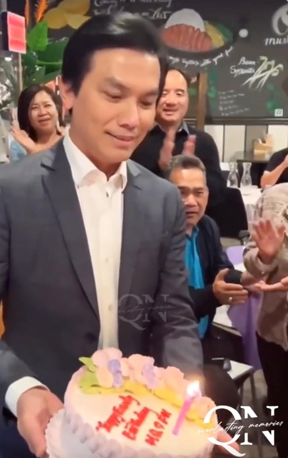  Mạnh Quỳnh trong buổi tiệc sinh nhật sớm, trên tay là bánh kem có đề tên cùng với bạn thân Phi Nhung. (Ảnh: TikTok zhang0202) - Tin sao Viet - Tin tuc sao Viet - Scandal sao Viet - Tin tuc cua Sao - Tin cua Sao