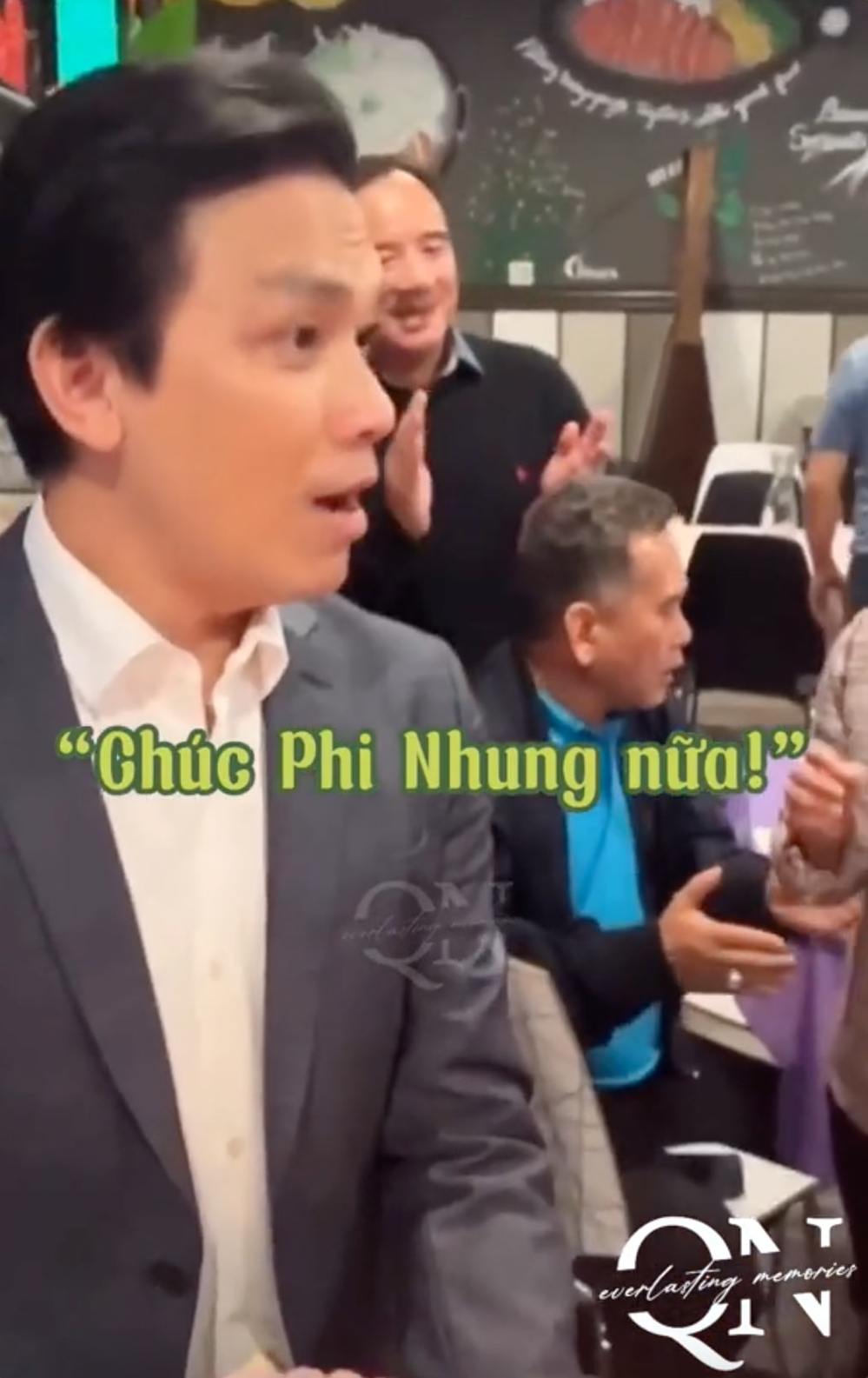  Nam ca sĩ nhắc nhở mọi người phải hát chúc mừng cho cả Phi Nhung. (Ảnh: TikTok zhang0202) - Tin sao Viet - Tin tuc sao Viet - Scandal sao Viet - Tin tuc cua Sao - Tin cua Sao
