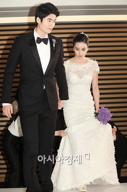  
Váy cưới của diễn viên Han Hye Jin đến từ thương hiệu Oscar de la Renta có giá khoảng 10.000 USD (khoảng 234 triệu đồng). (Ảnh: Pinterest)
