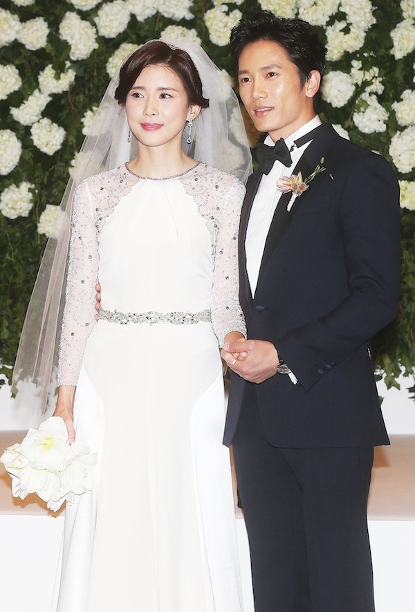  
Lee Bo Young diện váy cưới do NTK nổi tiếng xứ Hàn - NTK Ji Choon Hee thực hiện trong ngày về chung nhà với diễn viên Ji Sung. (Ảnh: Pinterest)