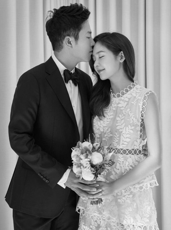  
Ca sĩ Sung Yu Ri và golf thủ chuyên nghiệp Ahn Sung Hyun cũng có thời trang cưới đơn giản, váy cưới của cô dâu có giá 2 triệu won (khoảng 36 triệu đồng). (Ảnh: Marie Claire)