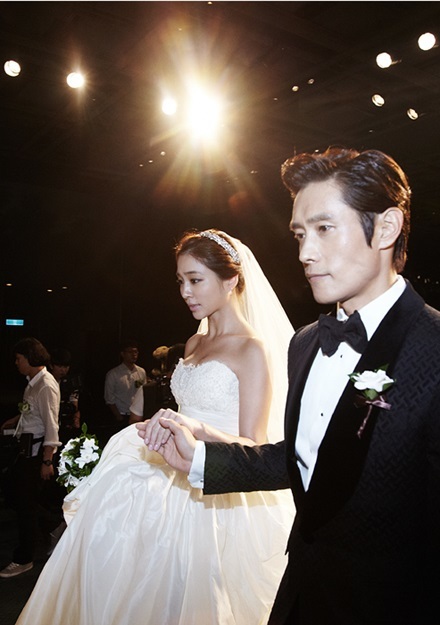  
Hai diễn viên đình đám làng giải trí Hàn cũng có "đám cưới thế kỷ" từ 10 năm trước. (Ảnh: kyunghyang.com)