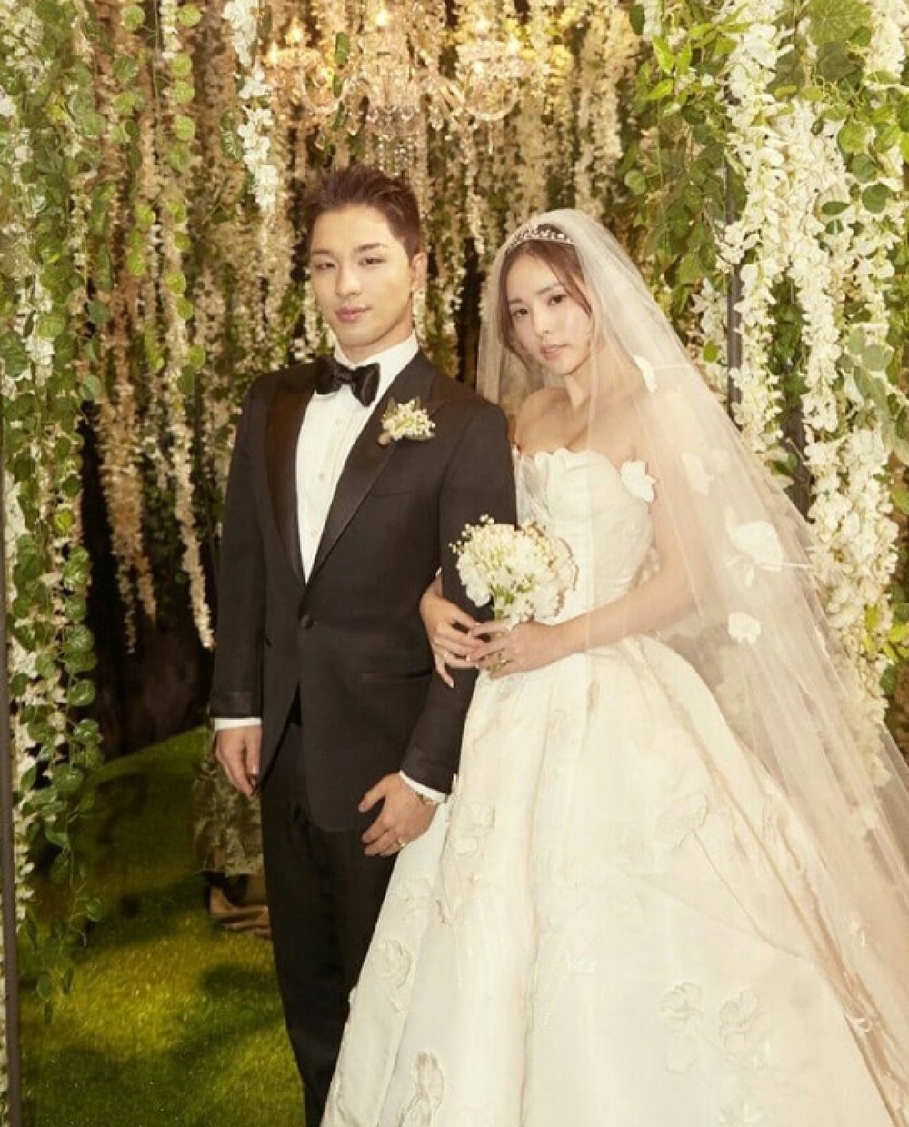  
Min Hyo Rin và Taeyang (Big Bang) trong đám cưới. (Ảnh: Pinterest)