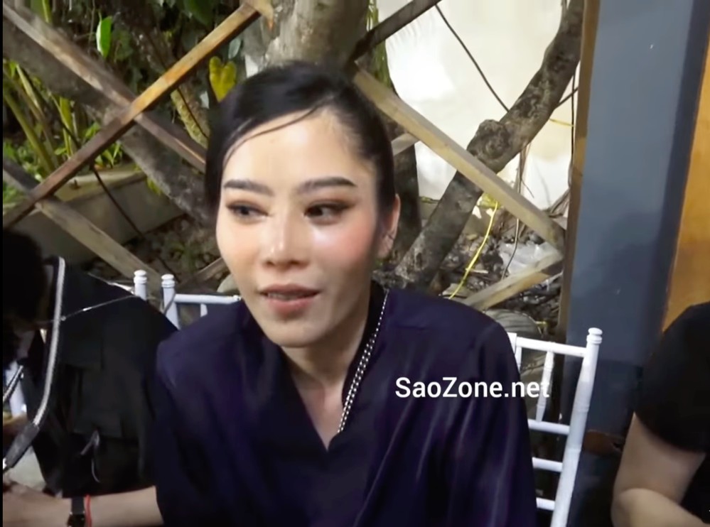 
Nam Em chia sẻ ở hậu trường show diễn về việc không tham gia thi Hoa hậu Hoàn vũ Việt Nam năm nay. (Ảnh: Chụp màn hình SaoZone.net)