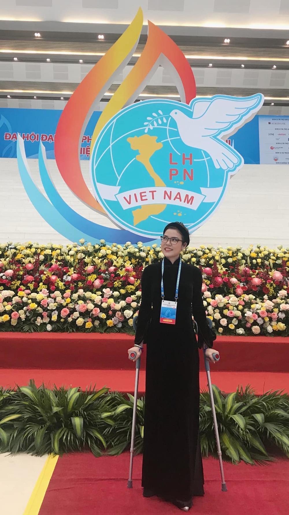  Cô gái dân tộc Tày chống nạng tham dự Đại hội đại biểu Phụ nữ toàn quốc lần thứ 13 khiến nhiều người ngưỡng mộ. (Ảnh: VNPlus)