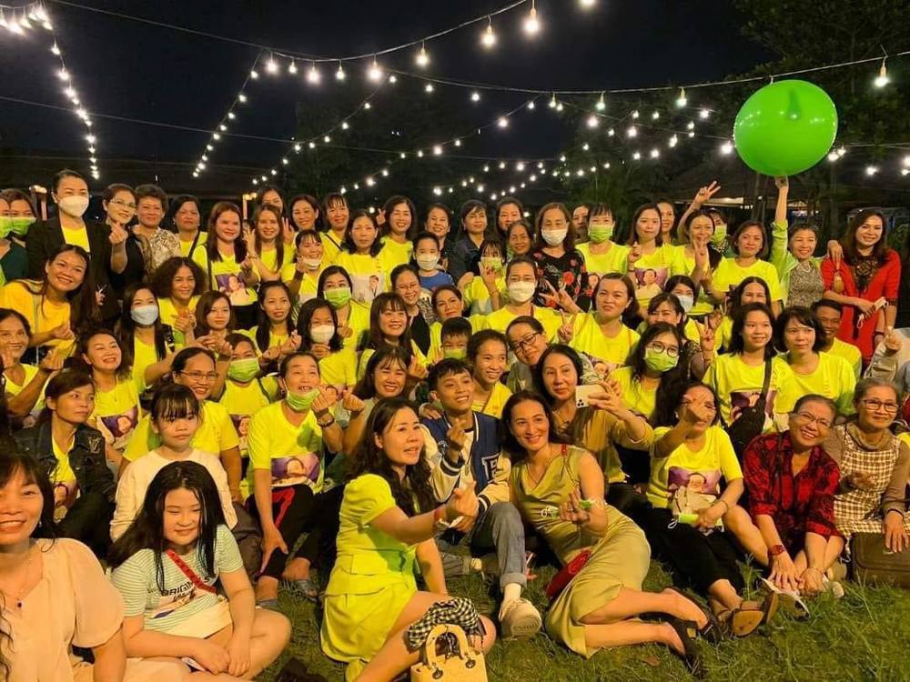  Người hâm mộ đã đến rất đông cùng diện trang phục đặc trưng của FC để chúc mừng thần tượng. - Tin sao Viet - Tin tuc sao Viet - Scandal sao Viet - Tin tuc cua Sao - Tin cua Sao