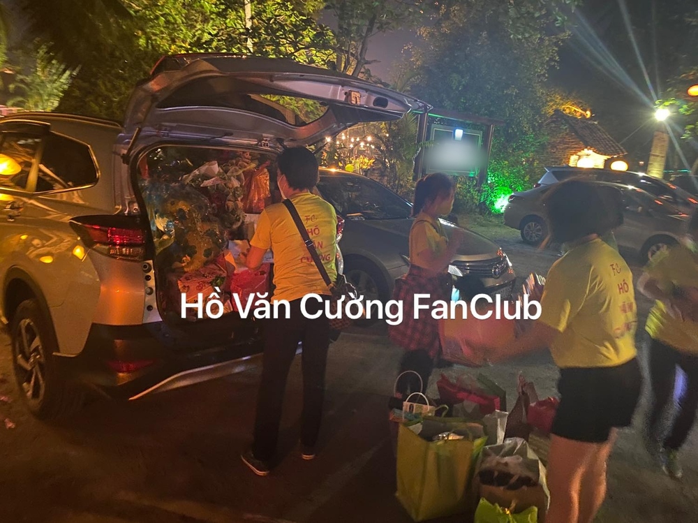  Những chuyến xe chở đầy quà được người hâm mộ cẩn thận sắp xếp và mang về nhà riêng cho nam ca sĩ. - Tin sao Viet - Tin tuc sao Viet - Scandal sao Viet - Tin tuc cua Sao - Tin cua Sao