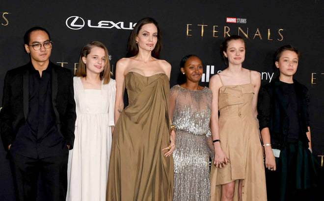  Angelina Jolie and her children on the red carpet. (Photo: People)