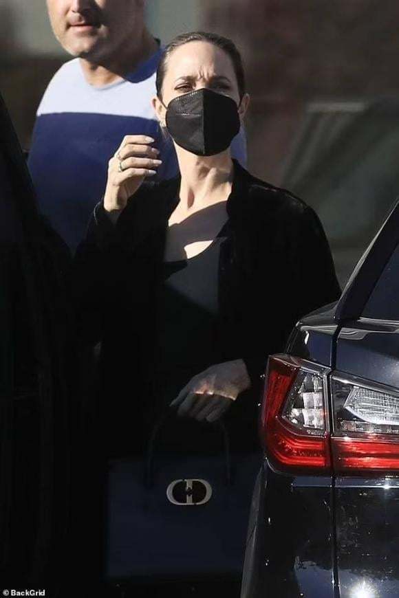  Every time Angelina Jolie goes out on the street, she chooses a simple style. (Photo: dailymail)