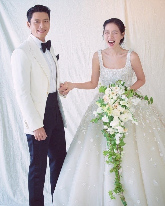 
Ye Jin cười tít cả mắt khi làm vợ Hyun Bin. (Ảnh: Instagram vast)