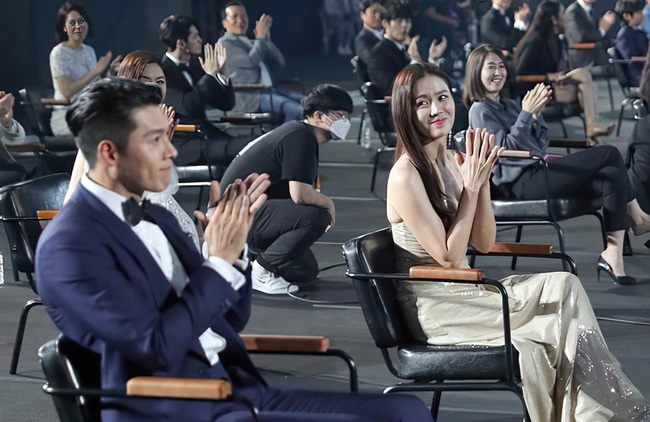 
Khoảnh khắc Son Ye Jin nhìn Hyun Bin tại lễ trao giải năm 2020 đầy tình ý và sự dịu dàng năm nào làm bao fan gục ngã. (Ảnh: Naver)