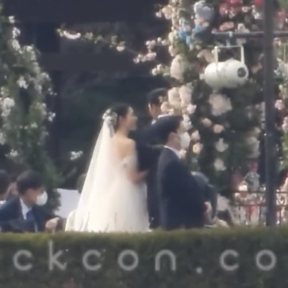 
Cách Ye Jin nhìn chồng mới cưới vẫn như những ngày mới yêu. (Ảnh: Pickcon)