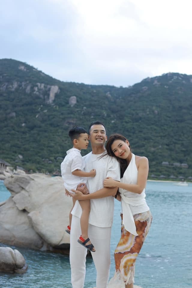  
Gia đình nhỏ chọn trang phục tông trắng khi đi biển cùng nhau. 