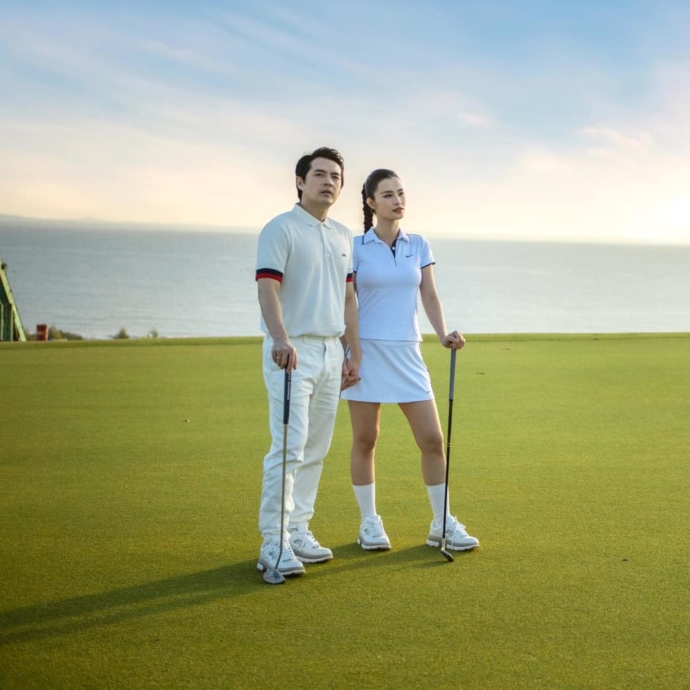  
Cặp sao cũng có khoảnh khắc thả dáng tại sân golf "bắt trend" như ai. (Ảnh: FB Đông Nhi)