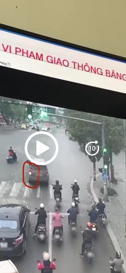  Khi đèn giao thông chuyển xanh, tài xế xi nhan rẽ trái nhưng ban đầu lại đỗ bên phải. (Ảnh: Chụp màn hình FB A.H.)