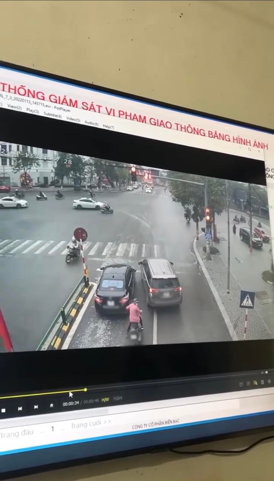  Tài xế đánh xe sang làn đường bên trái sau khi thấy có xe cấp cứu phía sau. (Ảnh: Chụp màn hình FB A.H.)