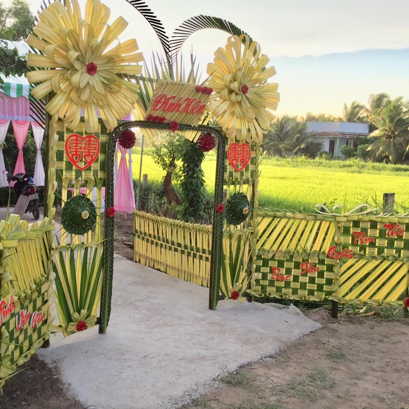 Cổng cưới lá dừa có thể xuất hiện bất cứ đâu tại miền Tây, từ thành phố tới thôn quê nên được xem như một nét đặc trưng văn hoá. (Ảnh: FB C.C.L.D)