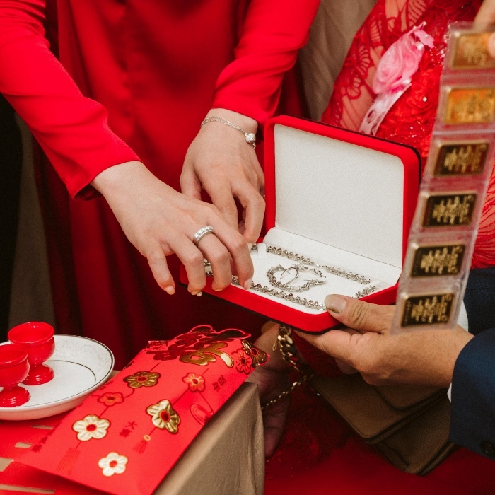  
Cận cảnh bộ trang sức đắt đỏ được tặng cho cô dâu. (Ảnh: Tuấn Trần)