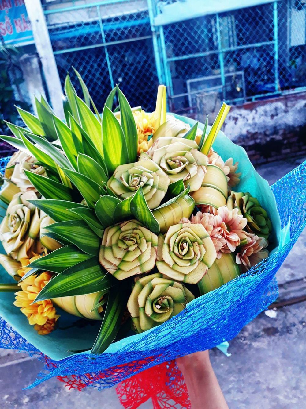  Một bó hoa cưới được làm từ lá dừa. (Ảnh: FB N.H.Đ)