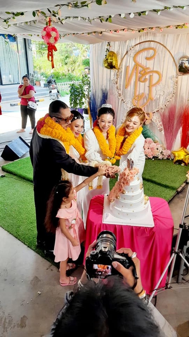 Hôn lễ của vị bác sĩ với 3 người vợ được tiến hành theo nghi thức Thái Lan. (Ảnh: Sanook)