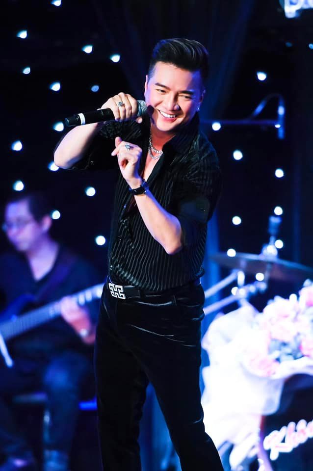  Nam ca sĩ có xuất thân là một thợ cắt tóc, hát phụ. (Ảnh: FB Đàm Vĩnh Hưng) - Tin sao Viet - Tin tuc sao Viet - Scandal sao Viet - Tin tuc cua Sao - Tin cua Sao