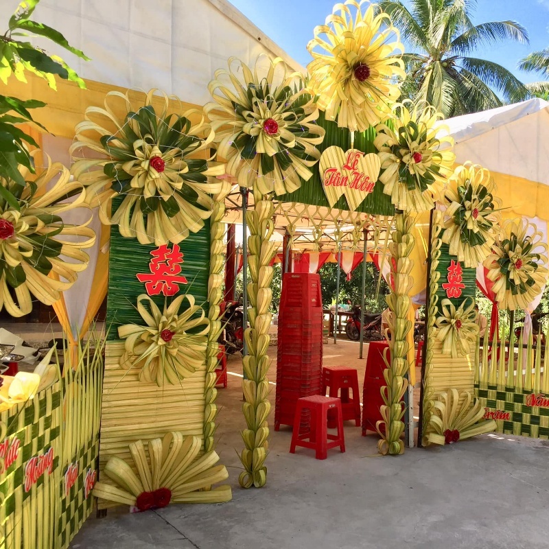  Không quá xa hoa, lộng lẫy nhưng cổng lá dừa vẫn mang một nét riêng đậm tình quê hương. (Ảnh: C.C.L.D)