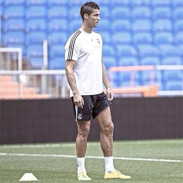  Cristiano Ronaldo với đôi chân nổi rõ những đường gân. (Ảnh: Daily Mail)
