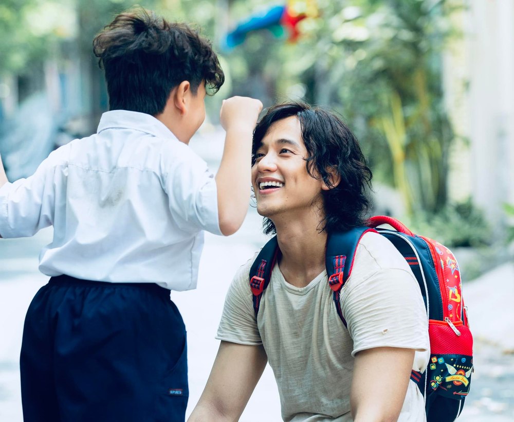  
Nam diễn viên đổi kiểu tóc xoăn dài cùng ngoại hình ngày càng nam tính, mạnh mẽ. (Ảnh: Facebook Mai Tai Phen)