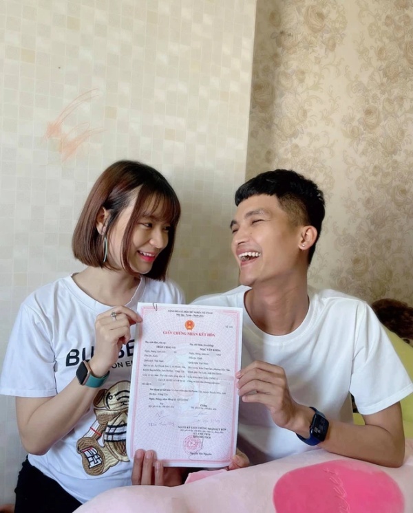 Dù chưa tổ chức hôn lễ, cặp đôi đã ký giấy kết hôn vào năm 2020. (Ảnh: FB Mạc Văn Khoa)